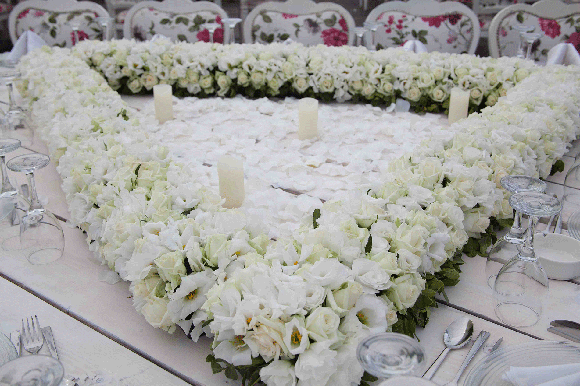 Table Set – wedding floral design by Les Trois Fleurs, Lebanon