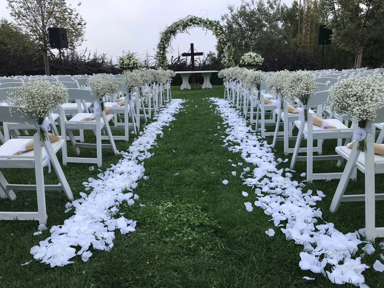 Aisle – wedding floral design by Les Trois Fleurs, Lebanon